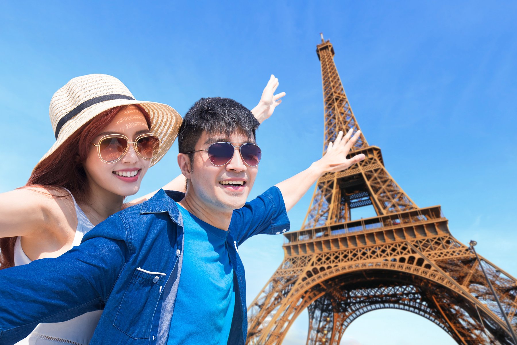 couple travel to paris